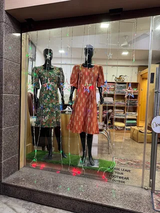 SHE'S BOUTIQUE — photo 2