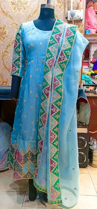 laiba ladies tailoring center — photo 1