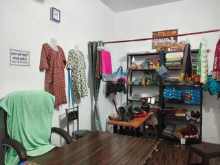 Shri Anmol Boutique & Ladies Tailor : श्री अनमोल बुटीक एवं लेडीज टेलर — work photo 4