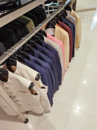 Van Heusen Men Clothing Store, Race Course Road — photo 3