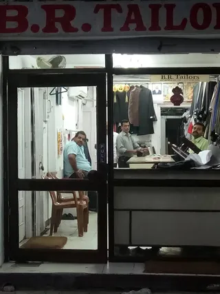 B R TAILOR — photo 1