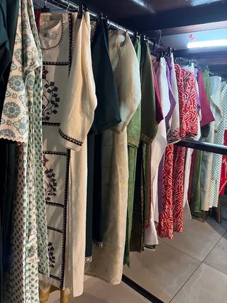 𝐑𝐎𝐒𝐒𝐋𝐘𝐍 𝐓𝐇𝐄 𝐃𝐄𝐒𝐈𝐆𝐍𝐄𝐑 𝐁𝐎𝐔𝐓𝐈𝐐𝐔𝐄 — work photo 1