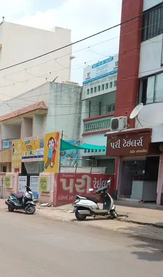 Pari Tailor — photo 2
